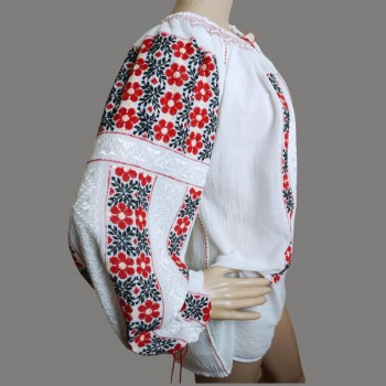 Blusa rumana con bordado a mano en rojo y negro.