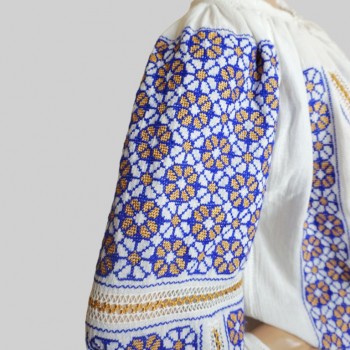 Blusa tradicional rumana hecha a mano con estampado floral.