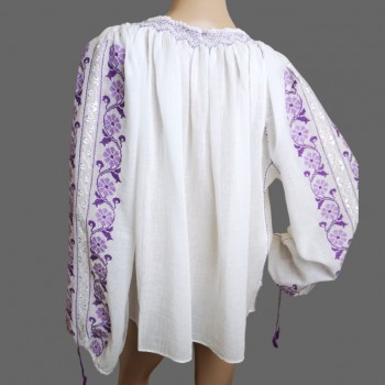 Handgjord rumänsk blus, handbroderad folkblus med lila blommor