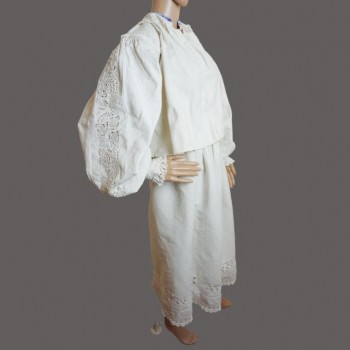 Alte rumänische traditionelle Kleidung aus Siebenbürgen für Jugendliche