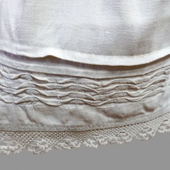 Vintage rumänische Volkskleidung aus Siebenbürgen: handgefertigte rumänische Bluse, Rock und Seidenschürze