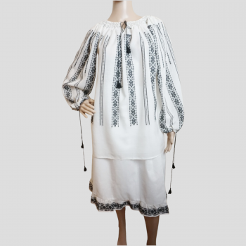 Rumänische Bauernbluse und Rock mit handgewebtem Muster