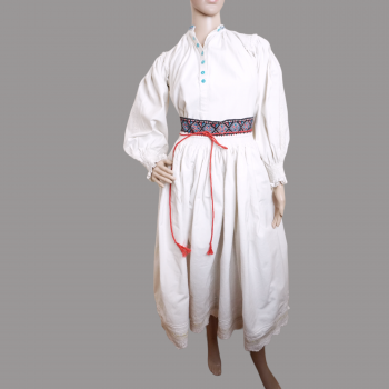 Traditional Romanian clothing from Transylvania , antique Romanian folk wear