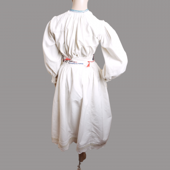 Traditional Romanian clothing from Transylvania , antique Romanian folk wear