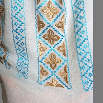 Håndbrodert rumensk tradisjonell bluse med blåbronsebroderi