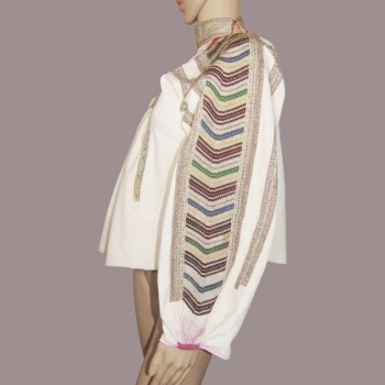 Chemisier traditionnel de Roumanie avec de magnifiques broderies métalliques faites à la main