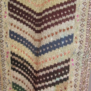 Chemisier traditionnel de Roumanie avec de magnifiques broderies métalliques faites à la main