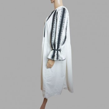 Port popular romanesc : rochie traditionala veche  cu broderie manuala