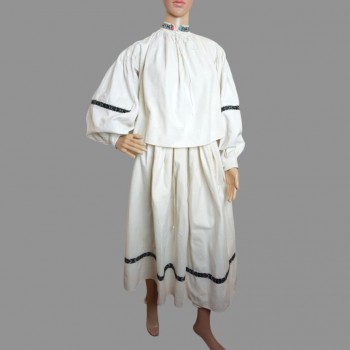 Rumänische Volkskleidung für Frauen: rumänische traditionelle Bluse, Volksrock und Faltenschürze