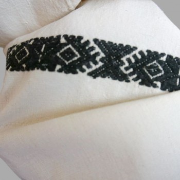 Traditionelle rumänische Kleidung: handgemachte alte rumänische Volksbluse, traditioneller Rock und Faltenschürze.