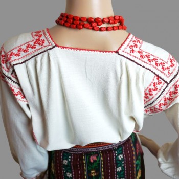 Håndlavet rumænsk traditionelt kostume: Rumænsk folkedragt, par håndlavede forklæder og bælte
