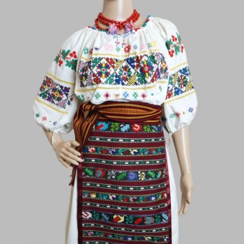 Vieux vêtements traditionnels roumains faits à la main d’Olténie