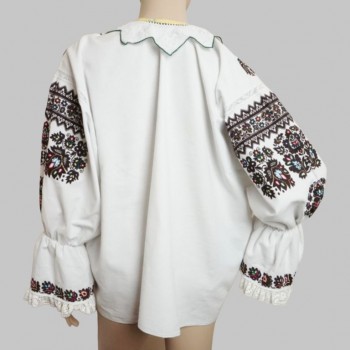 Blusa rumana antigua bordada a mano de Banat