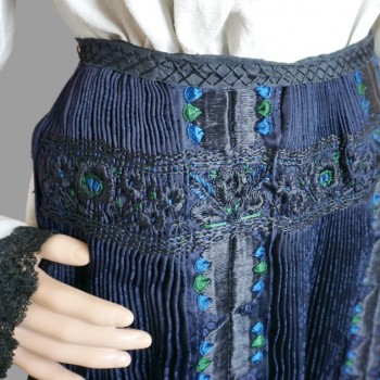 Traditionelle rumänische Kleidung: handbestickte Seidenschürze mit Knospen