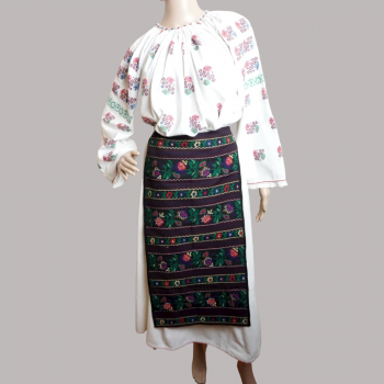 Ropa tradicional rumana vintage de Oltenia