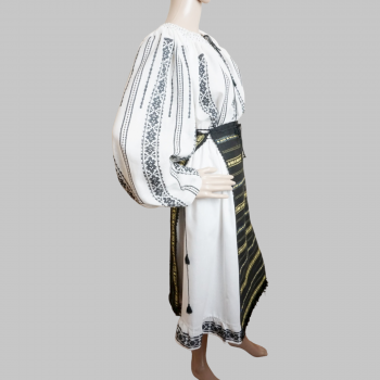 Costume traditionnel roumain avec motif noir tissé à la main