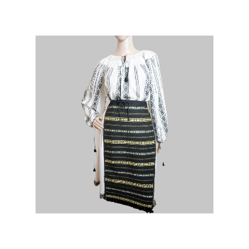 Vêtements traditionnels roumains : chemisier roumain fait main, jupe folklorique et tabliers traditionnels