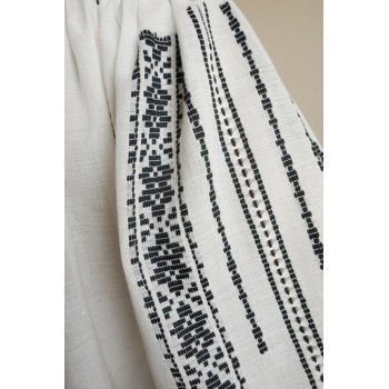 Vêtements traditionnels roumains : chemisier roumain fait main, jupe folklorique et tabliers traditionnels