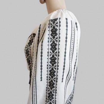 Ropa tradicional rumana con estampado negro: blusa rumana, falda popular hecha a mano y delantal de lana.