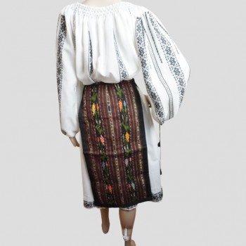 Traje tradicional rumano con patrón tejido a mano.