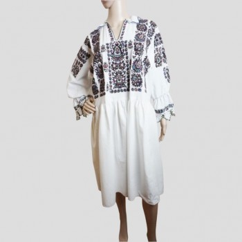 Traje tradicional rumano con espléndido bordado a mano.
