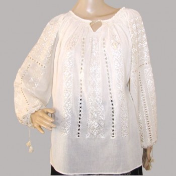 Håndbrodert rumensk bluse med beige silke