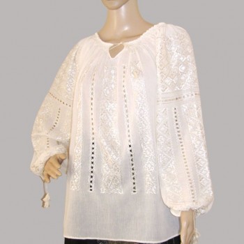 Handbroderad rumänsk blus med beige siden