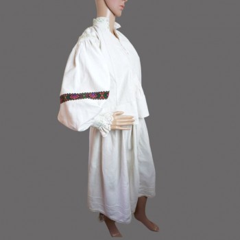 Antika rumänska traditionella kläder från Salaj
