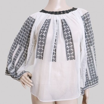 Blusa rumana hecha a mano sobre tul con bordado negro