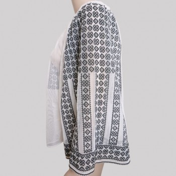 Blusa tradicional rumana sobre tela transparente.