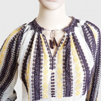 Vintage rumänsk blus handbroderad på tyll