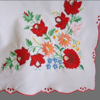 Håndbroderet vintage rumænsk dug