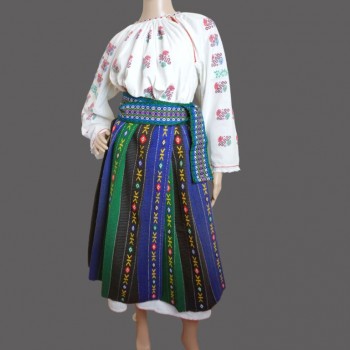 Vêtements traditionnels roumains avec jupe plissée en laine