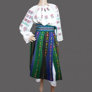 Vêtements traditionnels roumains avec jupe plissée en laine
