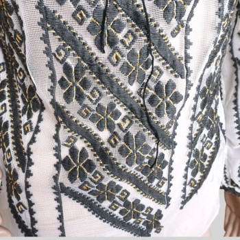 Blusa rumena ricamata a mano su tulle con fiori neri e perline dorate