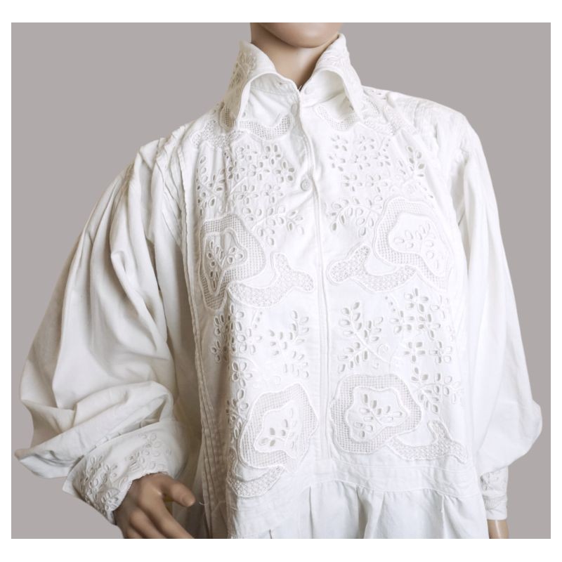 Camasa traditionala romaneasca din Banat brodata manual cu broderie decupata Camasa traditionala romaneasca din Banat brodata manual cu broderie decupata