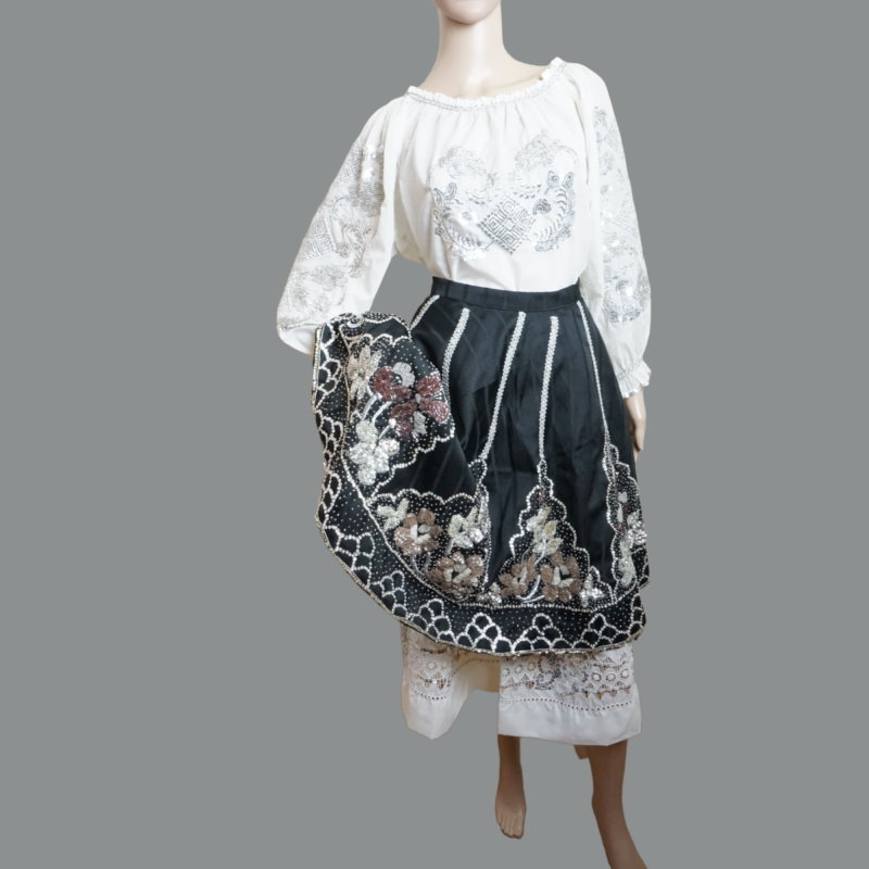 Traje típico rumano vintage de Banat con bordado a mano en plata Traje típico rumano vintage de Banat con bordado a mano en plata