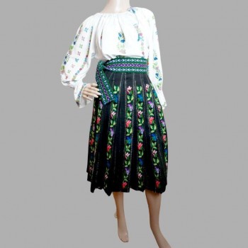 Ropa tradicional rumana: blusa rumana con cuentas y falda popular rumana.