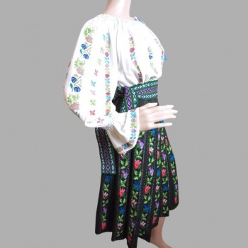 Traditionelle rumänische Kleidung: Rumänische Bluse mit Perlen und rumänischer Volksrock