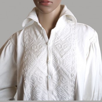 Blouse traditionnelle roumaine avec broderie blanche du Banat