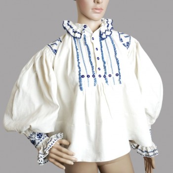 Ie romaneasca veche cu broderie albastra din Bihor