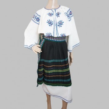 Rumänisches Tracht mit Faltenrock aus Oltenia