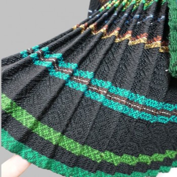Alte traditionelle rumänische Kleidung: handbesticktes Volkskleid und traditioneller handgefertigter Rock