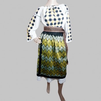 Costume traditionnel roumain authentique d'Olténie