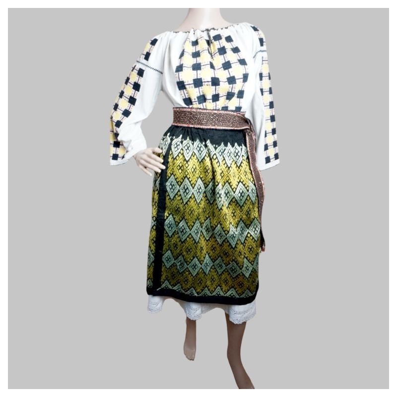 Authentic Romanian Traditional Costume from Oltenia Authentic Romanian Traditional Costume from Oltenia
