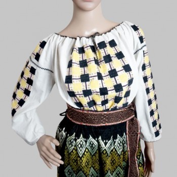 Traditional Romanian clothing from Oltenia : hand embroidered Romanian blouse and folk skirt