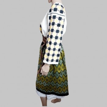 Traditional Romanian clothing from Oltenia : hand embroidered Romanian blouse and folk skirt