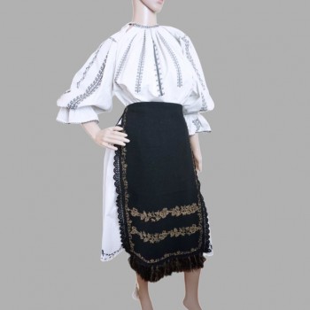 Costum popular romanesc lucrat manual din Transilvania, Sibiu