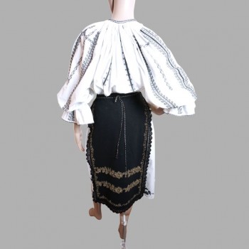 Vêtements traditionnels roumains : chemisier folklorique roumain de Sibiu et tabliers folkloriques noirs en perles