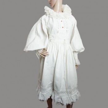 Romanian folk costume with white embroidery from Transylvania